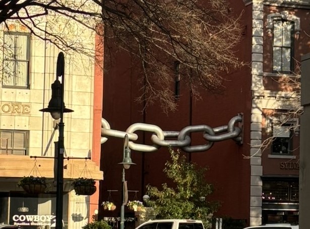 Closer view of the chain.